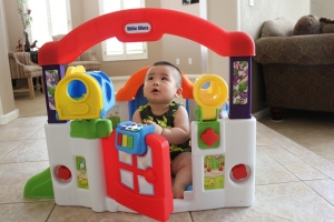 Игровой развивающий центр «Домик малыша» Little Tikes